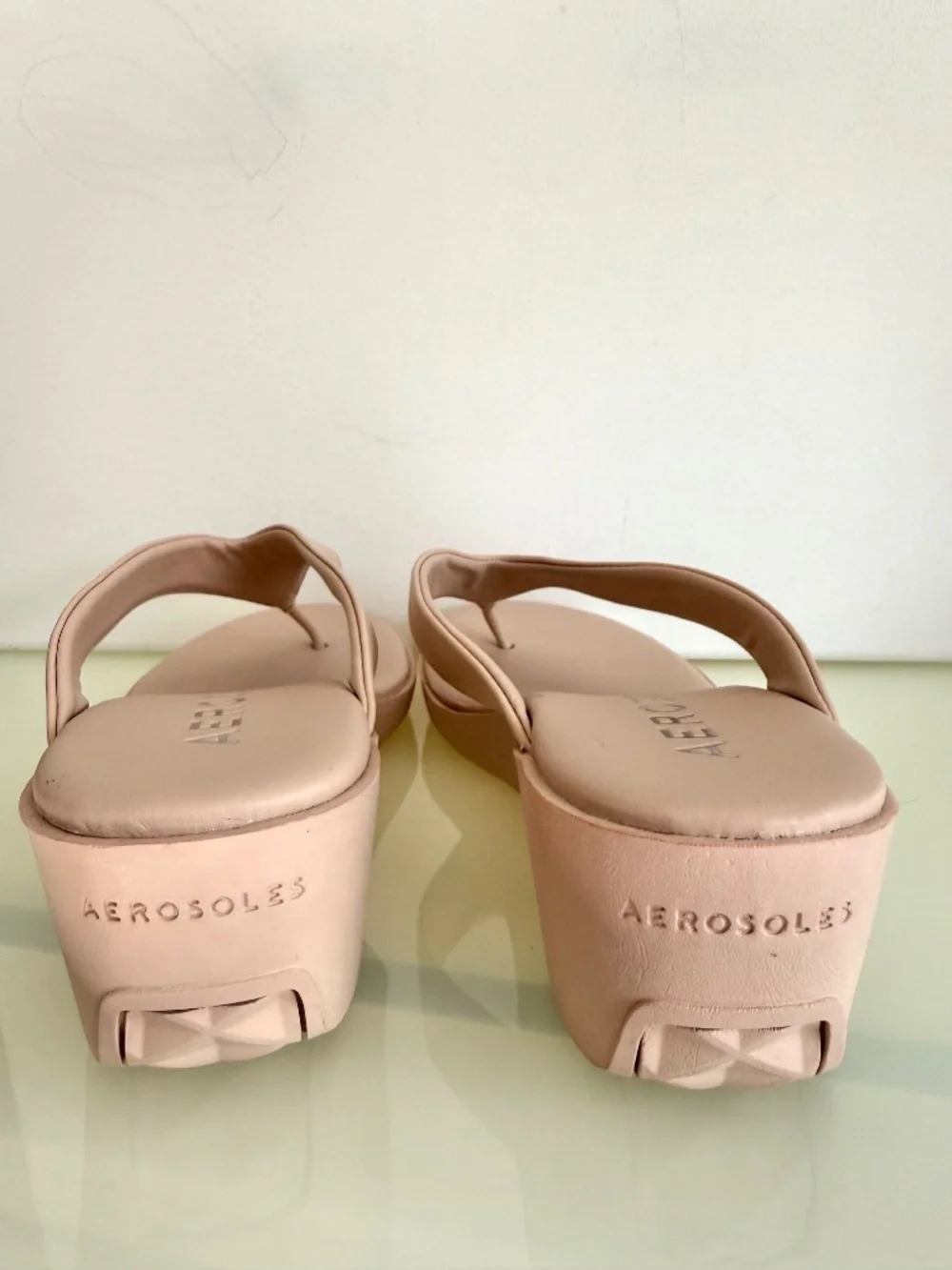 Aerosoles Isha Cipria Pu Cream Wedge Flip Flop Sandals Size 9 EUC